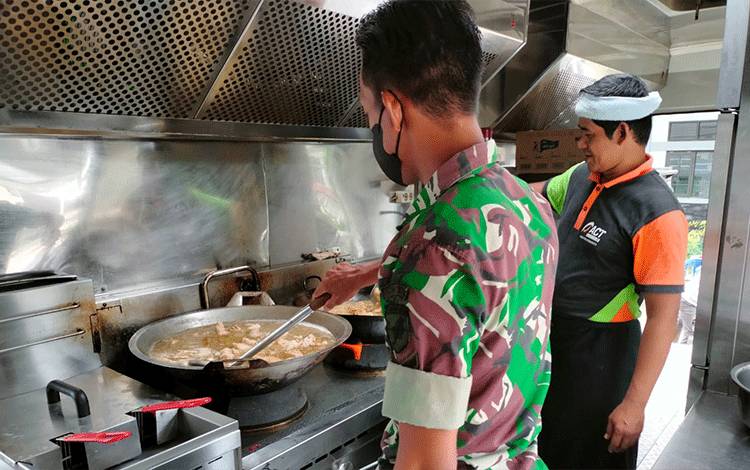 Anggota TNI bantu siapkan 500 porsi makanan berbuka puasa.