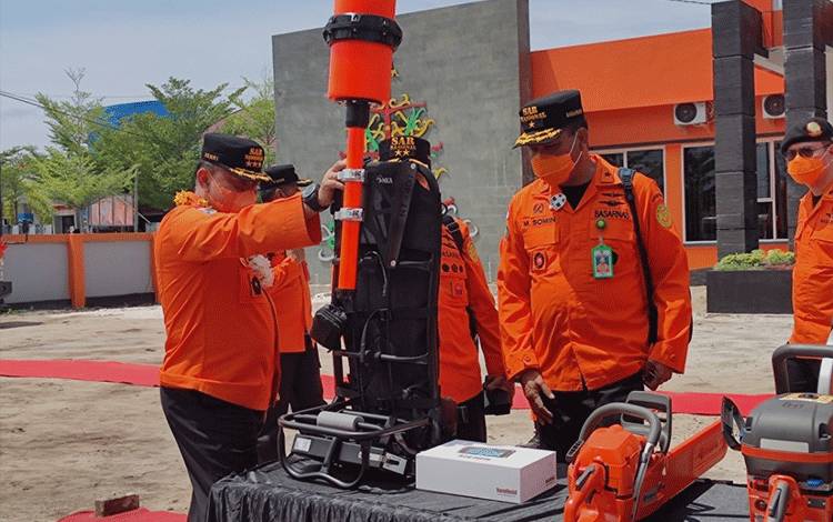 Marsekal Madya TNI Henri Alfiandi saat mengecek peralatan SAR di Badan SAR Kota Palangka Raya