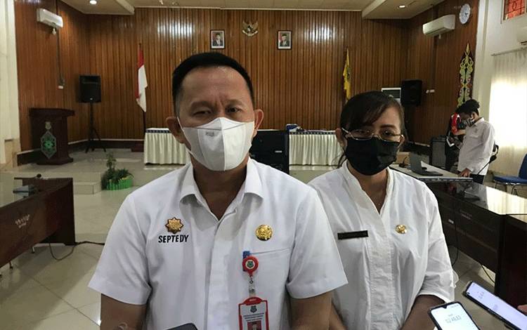 Plt Kepala Dinkes Kapuas, Septedy didampingi Kabid P2P, dr Tonun Irawaty