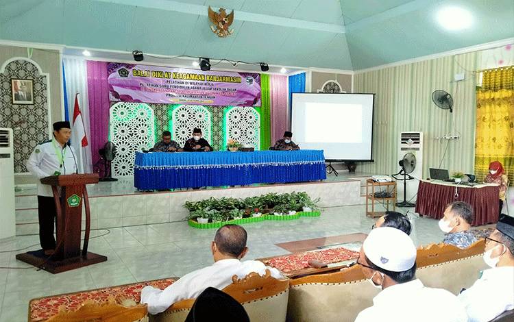 Kepala Kemenag Kapuas, Hamidhan saat membuka kegiatan PDWK Bagi Tenaga Keagamaan dan Guru PAI pada Rabu, 13 April 2022.