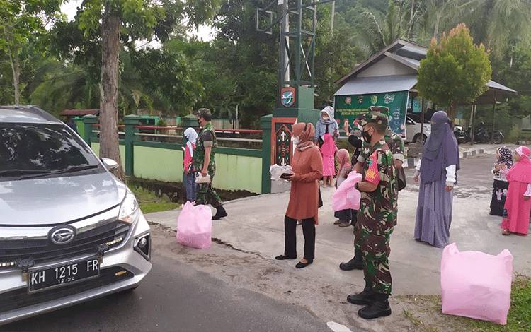  TNI berbagi takjil di Kecamatan Bukit Batu