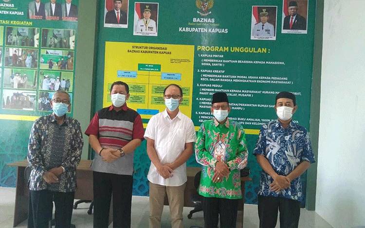Para pengurus Baznas Kabupaten Kapuas usai terima predikat WTP