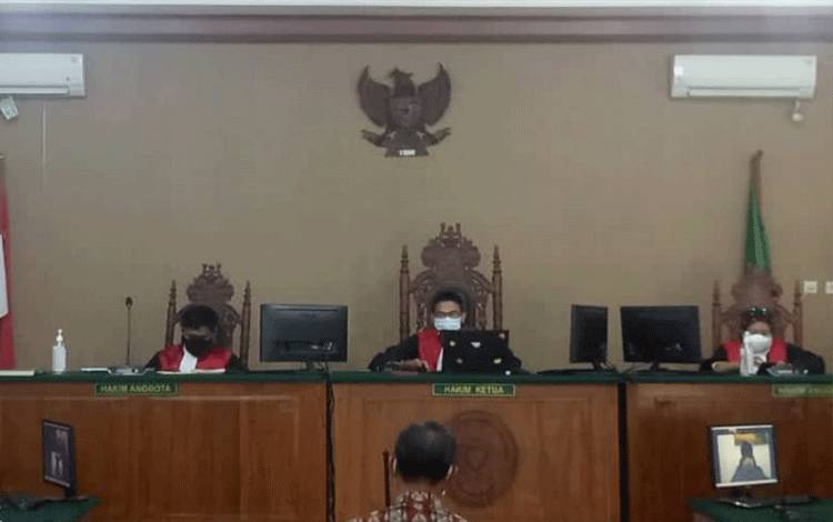 Mantan Kepala Dinas Pertanian, Pangan dan Perikanan Katingan Ir Hendri Nuhan saat menghadiri sidang putusan di Pengadilan Tipikor Palangka Raya.