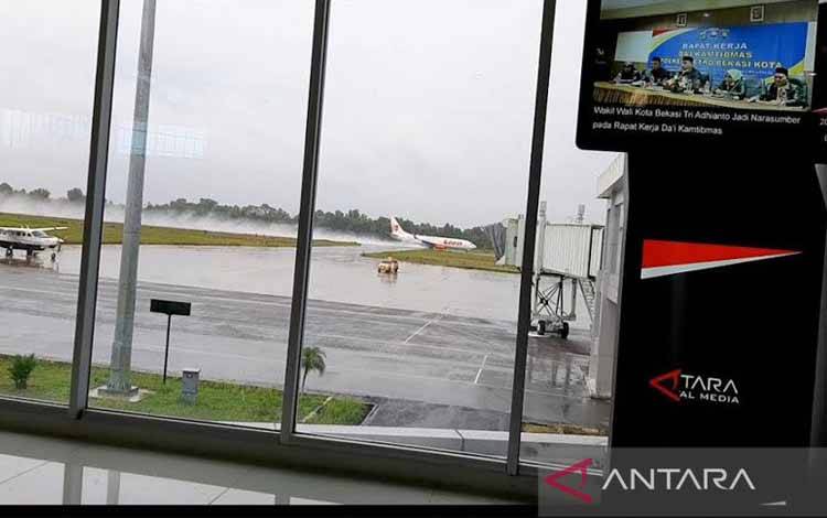 Sebuah pesawat lepas landas di Bandara Tjilik Riwut Palangka Raya, Senin (20/12/2021)