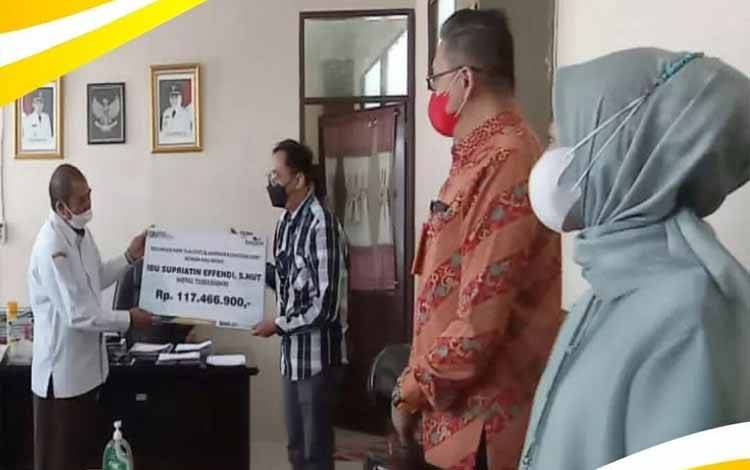 Kepala BKPSDM Kota Palangka Raya, Sabirin Muhtar menerima dana santunan almarhumah istri 