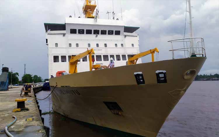 Kapten kapal memandu awal dari haluan saat akan lepas jangkar di Pelabuhan Sampit