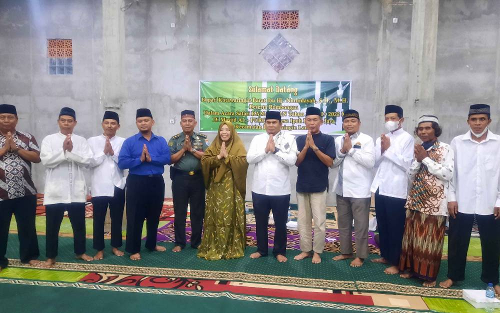 Bupati Kobar, Nurhidayah bersama wakilnya, Ahmadi Riansyah saat Safari Ramadan di Masjid Al Furqon, Desa Ipuh Bangun Jaya.