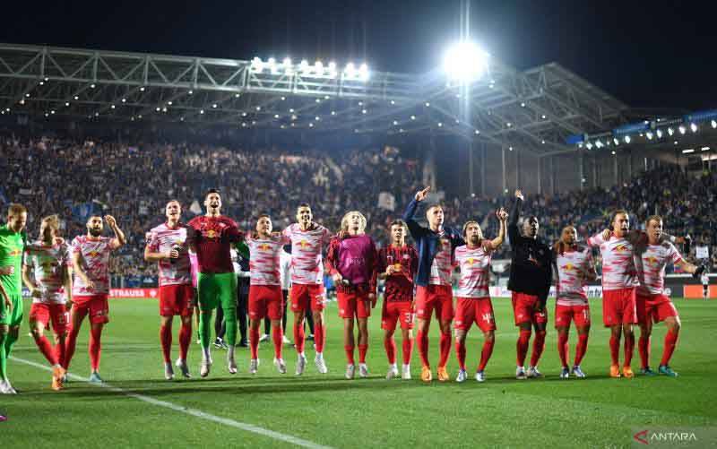 Pemain RB Leipzig merayakan keberhasilan mereka melaju ke semifinal Liga Europa setelah mengalahkan Atalanta dengan skor 2-0 (3-1) pada leg kedua babak perempat final di Stadion Gewiss, Bergamo, Kamis (14/4/2022). (foto : ANTARA/REUTERS/DANIELE MASCOLO)