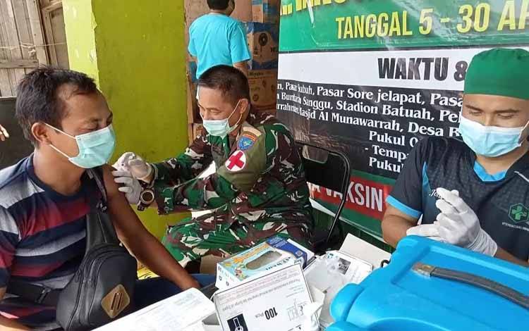 Serbuan Vaksinasi Covid-19 yang digelar oleh Kodim 1012 Buntok di Pasar Ampah, Kecamatan Dusun Tengah