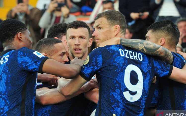 Pemain Inter Milan merayakan gol Marcelo Brozovic dalam pertandingan Serie A lawan Spezia, Sabtu 16 April 2022