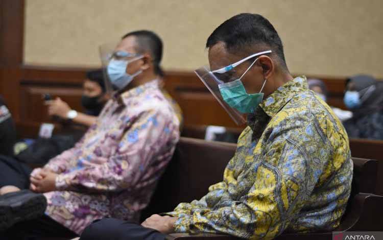 Terdakwa kasus suap pengurusan pajak Angin Prayitno Aji (kanan) dan Dadan Ramdani (kiri) menunggu dimulainya sidang pembacaan putusan di Pengadilan Tipikor, Jakarta, Jumat (4/2/2022)