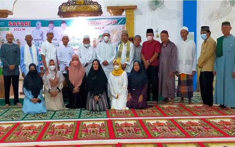 Foto bersama saat safari Ramadan di Masjid Ar-Rahman Kecamatan Dadahup Kabupaten Kapuas.