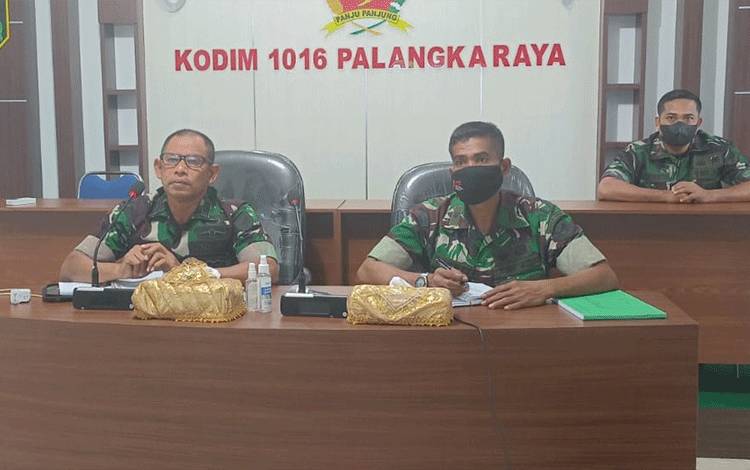 Rapat persiapan TNI dalam penyaluran bantuan bagi PKL dan warung.
