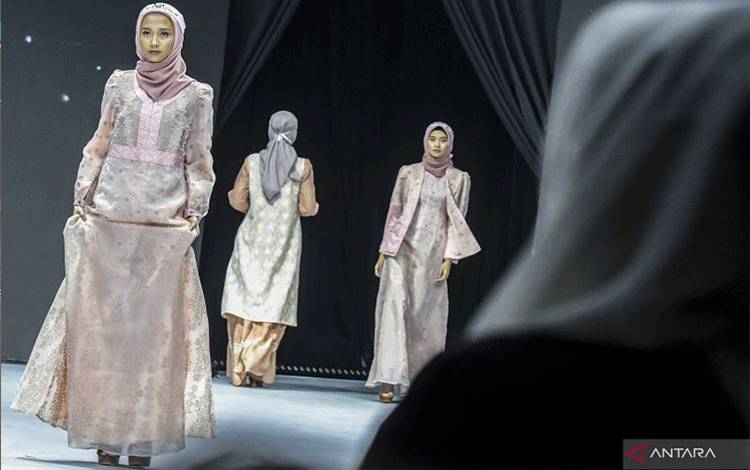Model mengenakan busana rancangan Anggia pada Indonesia Muslim Fashion Festival (MUFFEST) 2020 di Jakarta Convention Center, Jakarta, Rabu (20/2/2020). MUFEST 2020 yang bertema 'Sustainable Fashion' diselenggarakan 20@23 Februari 2020. ANTARA FOTO/Galih Pradipta/ama. (ANTARA FOTO/GALIH PRADIPTA)