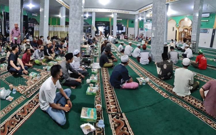 Buka puasa di Masjid Al-Husna Palangka Raya.
