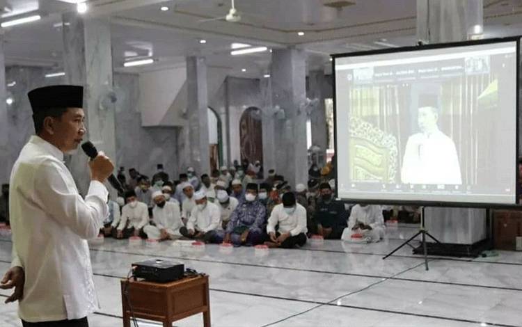 Bupati Barito Utara H Nadalsyah memberikan sambutan pada kegiatan safari ramadan di Masjid Jami Abdurrahman Muara Teweh, Sabtu 16 April 2022.
