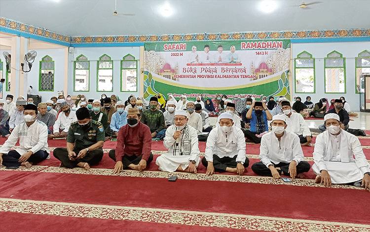 Bupati Barito Timur Ampera AY Mebas didampingi oleh Pabung Kodim 1012 Buntok dan pejabat lainnya saat menghadiri Safari Ramadan Pemprov Kalteng di Masjid Agung Ar-Rahman Tamiang Layang.