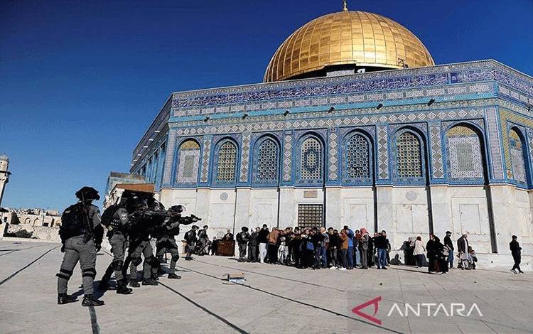 Pasukan keamanan Israel bergerak dalam posisi saat bentrok dengan pengunjuk rasa asal Palestina di lapangan dimana Mesjid Al-Aqsa berada, yang untuk Muslim dikenal sebagai "Noble Sanctuary" dan untuk Yahudi dikenal sebagai "Temple Mount", di Kota Tua Yerusalem, Jumat (15/4/2022). (ANTARA FOTO/REUTERS/Ammar Awad/aww/cfo/pri.)