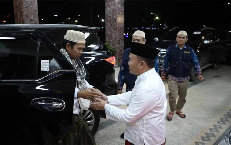 Gubernur Kalteng, Sugianto Sabran saat menyambut hangat kedatangan Ustadz Abdul Somad di Istana Isen Mulang