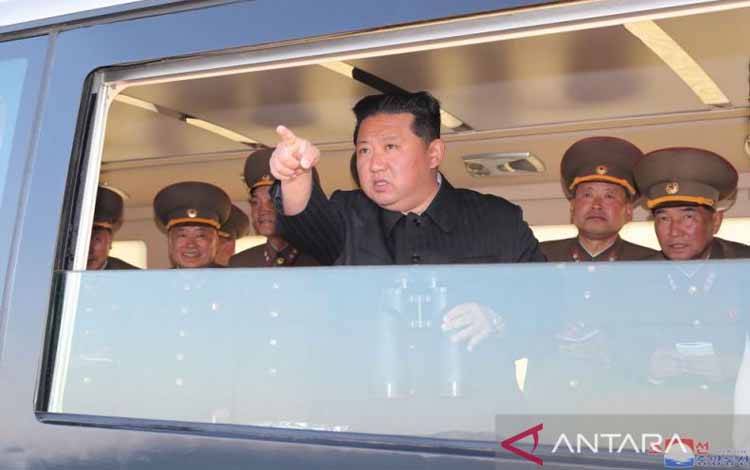 Pemimpin Korea Utara Kim Jong Un memberi isyarat saat dia menyaksikan uji coba senjata berpemandu taktis tipe baru menurut media pemerintah Korut dalam foto tak bertanggal yang dirilis pada 16 April 2022 oleh Kantor Berita Pusat Korea (KCNA)