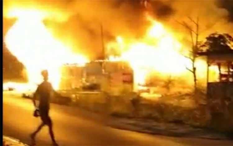 Tangkapan layar dari video kejadian kebakaran di Desa Pujon, Kecamatan Kapuas Tengah, Minggu malam, 17 April 2022