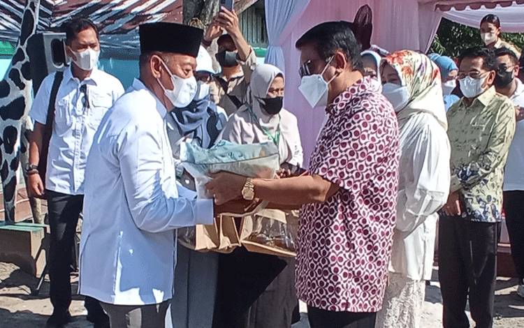 Owner CBI Group H Abdul Rasyid AS, secara simbolis menyerahkan zakat hartanya pada Ketua Baznas Kabupaten Kobar Suhartono Basran di Gudang CBI Group Desa Pasir Panjang, Kabupaten Kobar, Senin, 18 April 2022.