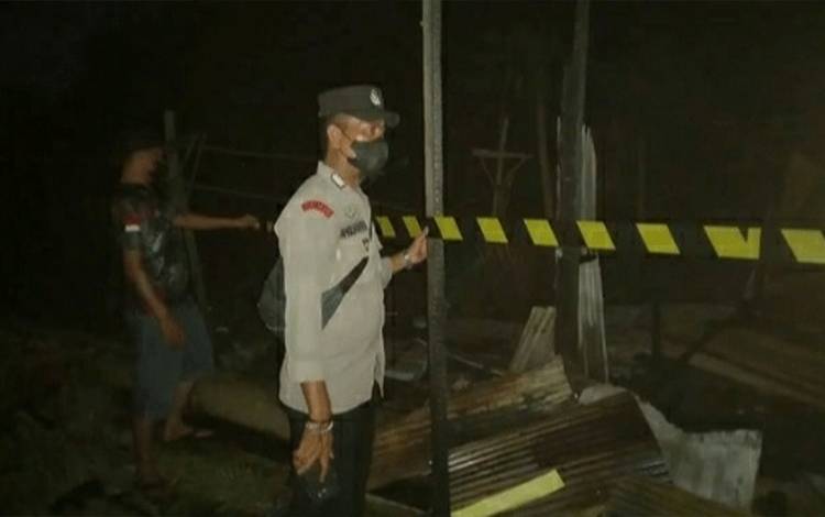 Personel Polsek Kapuas Tengah saat memasang garis polisi di lokasi kebakaran di Jalan Damang Ethel dekat bundaran Pujon, tadi malam.