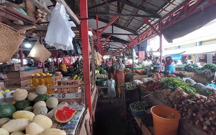 Aktivitas jual beli di lossayur dan ikan Pasar Kuala Pembuang