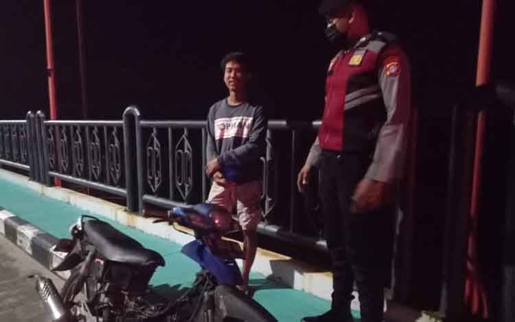 Personel Satuan Samapta Polres Seruyan saat berpatroli mencegah aksi balapan liar yang dilakukan para remaja