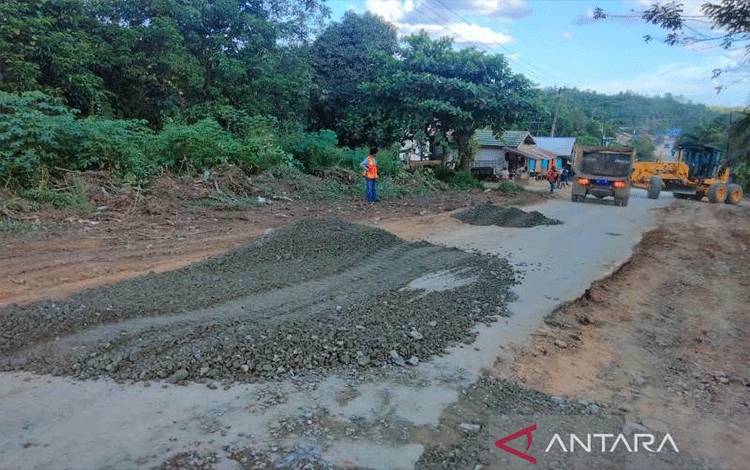 Penanganan jalan menuju IKN Nusantara dari Kabupaten Penajam Paser Utara mulai dilaksanakan (Antaranews/HO)