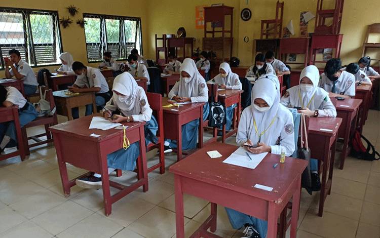 Siswa SMAN-1 Dusun Selatan mengikuti ujian sekolah