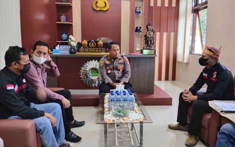 Kapolres Sukamara AKBP Dewa Made Palguna saat berbincang-bincang bersama pengurus Fordayak