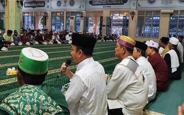 Bupati Seruyan Yulhaidir memberikan sambutan saatbersafari Ramadan di Masjid Nurul Yaqin Kuala Pembuang.