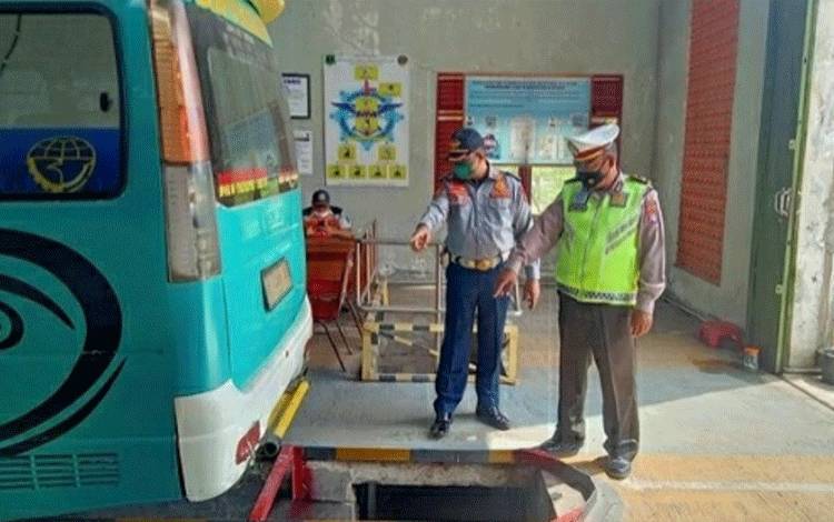 Petugas saat mengecek angkutan umum di Kabupaten Kapuas, bertempat di terminal induk.