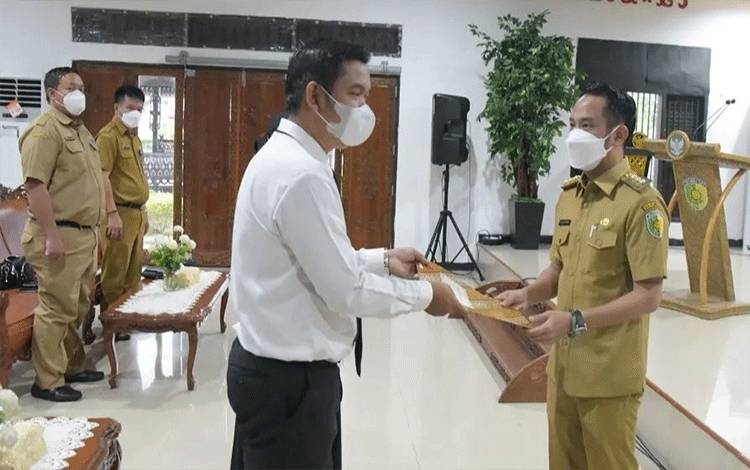 Wali Kota Palangka Raya Fairid Naparin menyerahkan SK pengangkatan guru PPPK.