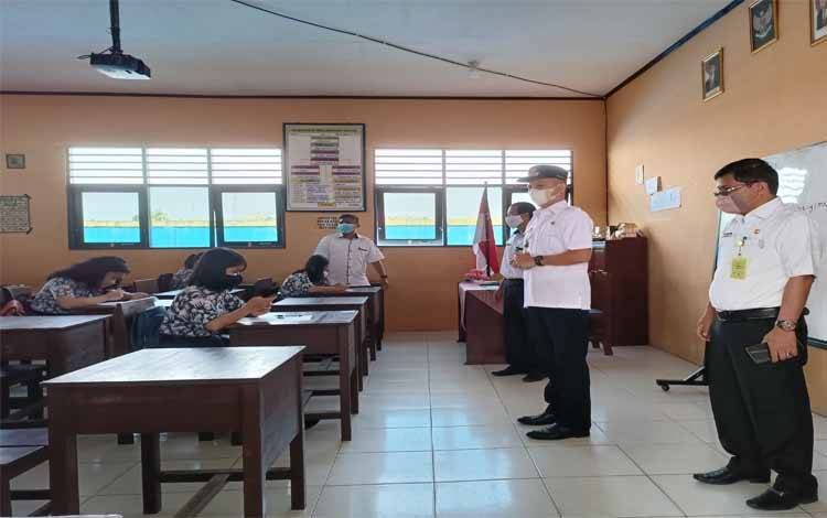 Bupati Gunung Mas Jaya, S Monong meninjau kegiatan ujian sekolah di SMPN 1 Kurun