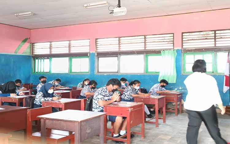 Pelajar kelas 9 di SMPN 1 Kurun sedang melaksanakan ujian sekolah