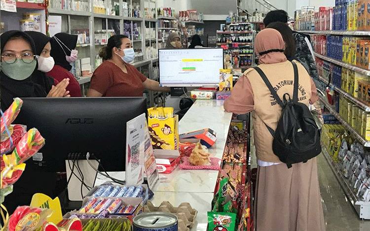Petugas gabungan saat lakukan sidak bahan pangan di minimarket Kota Kuala Kapuas.