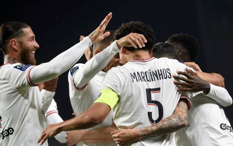 Bek Paris Saint-Germain Marquinhos (kapten) merayakan gol bersama rekan-rekan satu tim ketika PSG menang 3-0 atas Angers SCO dalam pertandingan Liga Prancis di Stadion Raymond-Kopa di Angers, Prancis, 20 April 2022. (AFP/JEAN-FRANCOIS MONIER)