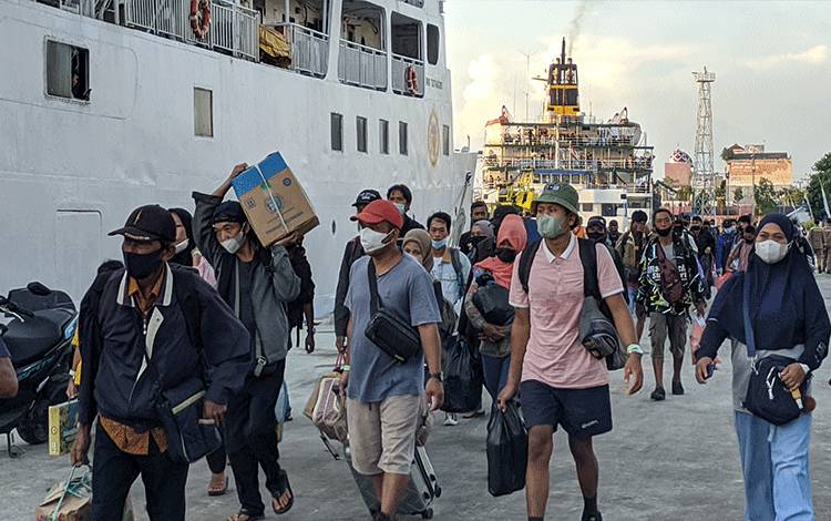 Ratusan pemudik saat hendak memasuki kapal melalui Pelabuhan Sampit, Kamis, 21 April 2022.