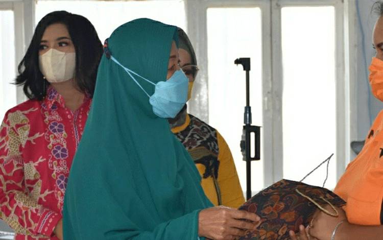 Ketua GOW kabupaten Kapuas Hj Asmah Nafiah Ibnor memberikan bingkisan kepada WBP Perempuan Rutan Kelas II B Kuala Kapuas.
