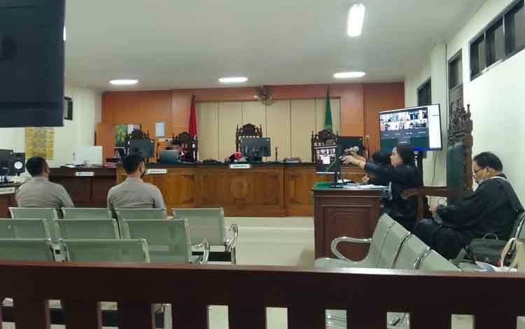 Sidang mendengarkan keterangan saksi dalam kasus Jumri Setiawan alias Ijum, Supiansyah alias Iwan dan Agus Syawal terdakwa kasus pencurian sawit