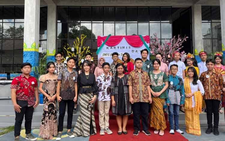 Peserta peringatan Hari Kartini SMP Cinta Bunda berfoto bersama, Kamis 21 April 2022