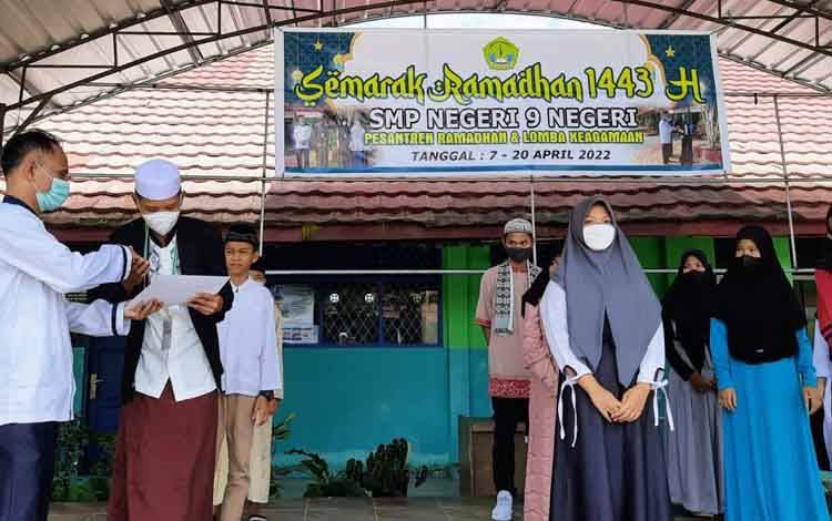 Pembagian hadiah lomba Ramadan di SMPN 9 Sampit