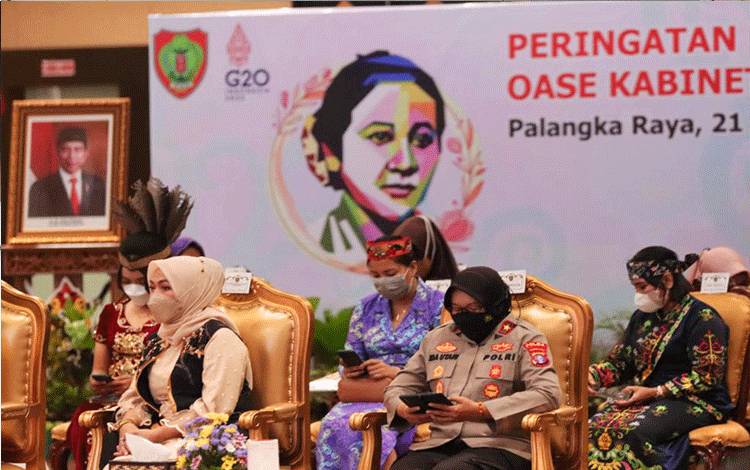 Wakapolda Kalteng Brigjen Pol Ida Oetari Poernamasasi saat menghadiri peringatan hari Kartini di Aula Jaya Tingang, Kantor Gubernur.