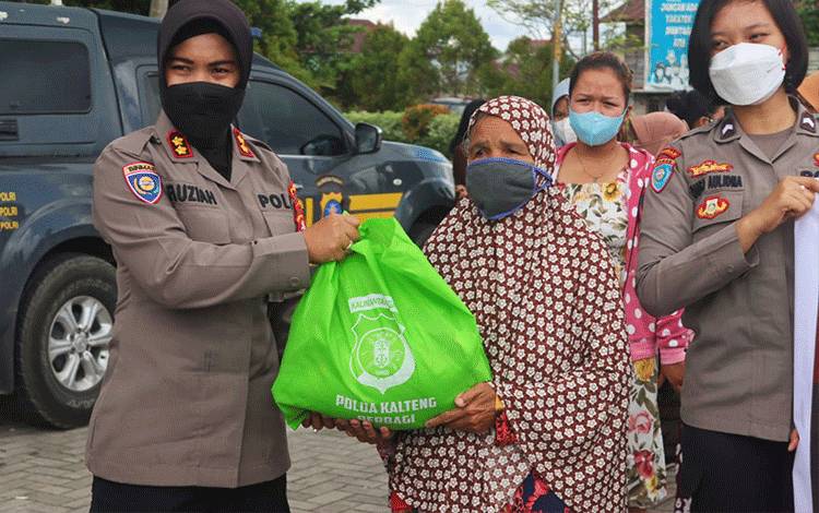 Polwan Polda Kalteng memperingati Hari Kartini dengan berbagi berupa paket sembako kepada masyarakat.