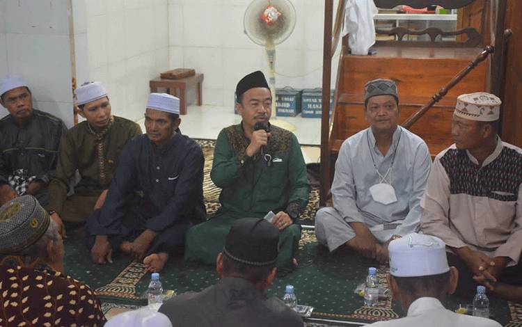 Bupati Seruyan Yulhaidir bersilaturahmi bersama masyarakat Desa Sungai Undang dalam kegiatan Safari Ramadan