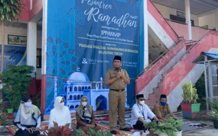 Kepala Disdik Kapuas Suwarno Muriyat saat hadiri kegiatan pesantren ramadan di SDN 3 Selat Hilir.