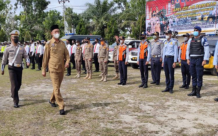 Bupati Sukamara, Windu Subagio saat melakukan pemeriksaan kesiapan personel pada gelar pasukan Operasi Kepolisian Terpusat Ketupat Telabang 2022.