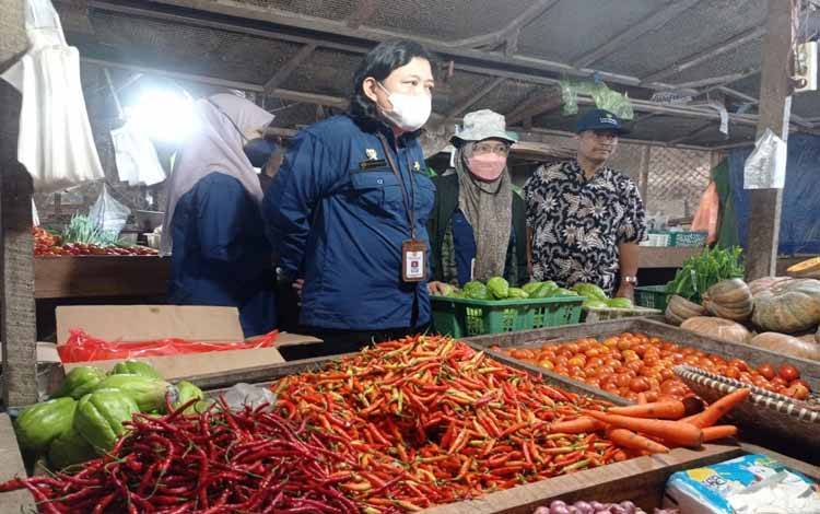Direktur Perbenihan Hortikultura Kementan, Inti Pertiwi Nashwari saat melakukan monitoring ke Pasar Mangkikit